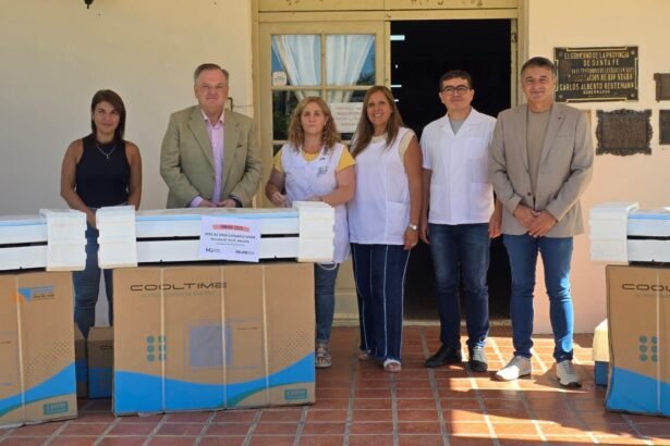 Felipe Michlig y Marcelo González entrega aires acondicionados escuela Hersilia