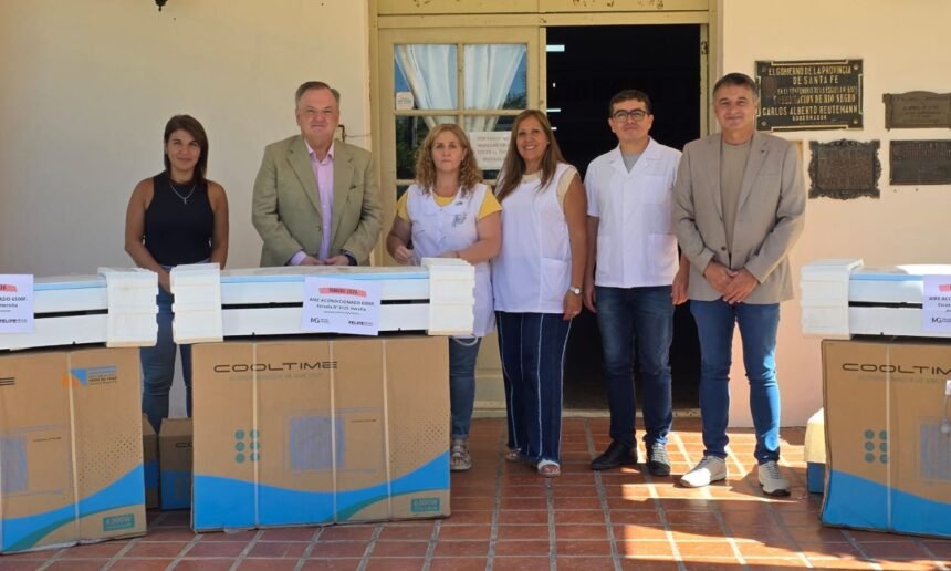 Felipe Michlig y Marcelo González entrega aires acondicionados escuela Hersilia