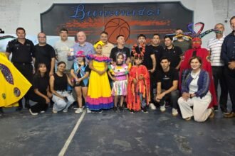 Felipe Michlig, Marcelo González y autoridades locales en la conferencia de prensa de la Fiesta de la Cerveza en el Racing LTC.
