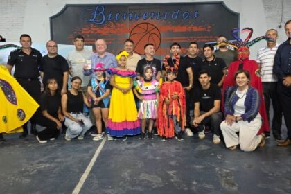 Felipe Michlig, Marcelo González y autoridades locales en la conferencia de prensa de la Fiesta de la Cerveza en el Racing LTC.