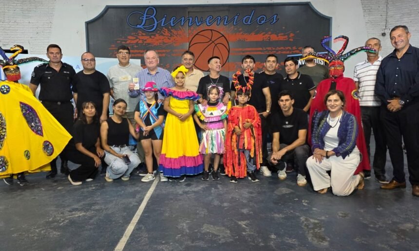 Felipe Michlig, Marcelo González y autoridades locales en la conferencia de prensa de la Fiesta de la Cerveza en el Racing LTC.