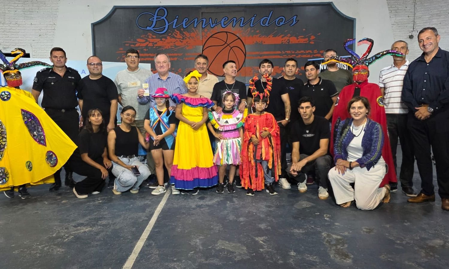 Felipe Michlig, Marcelo González y autoridades locales en la conferencia de prensa de la Fiesta de la Cerveza en el Racing LTC.