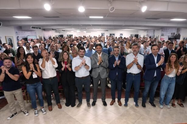 Felipe Michlig junto a Maximiliano Pullaro y Leo Chiarella en la apertura del Encuentro Nacional de Intendentes Radicales