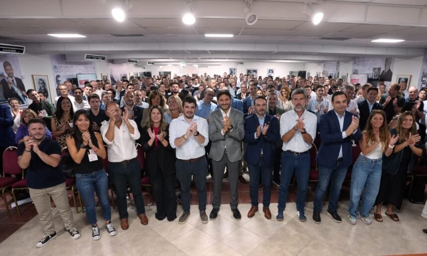 Felipe Michlig junto a Maximiliano Pullaro y Leo Chiarella en la apertura del Encuentro Nacional de Intendentes Radicales