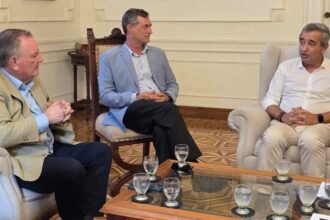Felipe Michlig encabezando reuniones institucionales en Rosario por la Ley Orgánica de Municipios