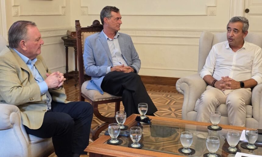 Felipe Michlig encabezando reuniones institucionales en Rosario por la Ley Orgánica de Municipios