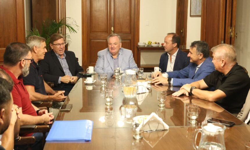 Reunión de Felipe Michlig en el Senado por el proyecto de obras en la Ruta Provincial 2
