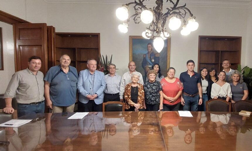 Felipe Michlig con Cooperadores Escolares en el Senado
