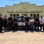 El senador Felipe Michlig y el diputado Marcelo González junto al nuevo móvil policial 0 km frente a la Comisaría N° 10 de Soledad.