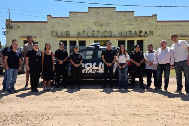 El senador Felipe Michlig y el diputado Marcelo González junto al nuevo móvil policial 0 km frente a la Comisaría N° 10 de Soledad.