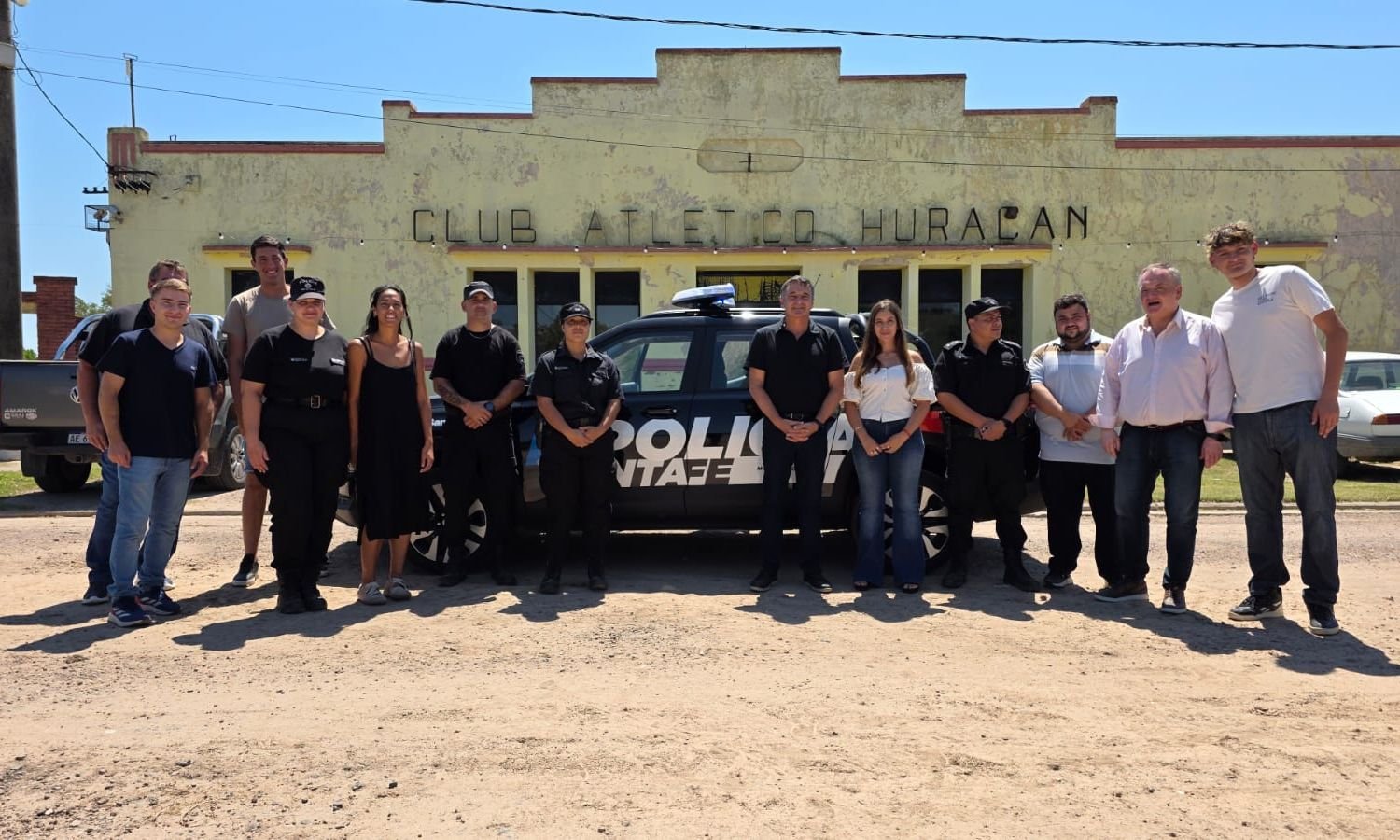 El senador Felipe Michlig y el diputado Marcelo González junto al nuevo móvil policial 0 km frente a la Comisaría N° 10 de Soledad.
