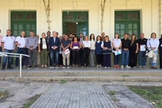 Felipe Michlig y Marcelo González entregando aportes educativos en la Escuela Normal Superior N° 40 de San Cristóbal