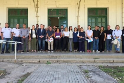 Felipe Michlig y Marcelo González entregando aportes educativos en la Escuela Normal Superior N° 40 de San Cristóbal