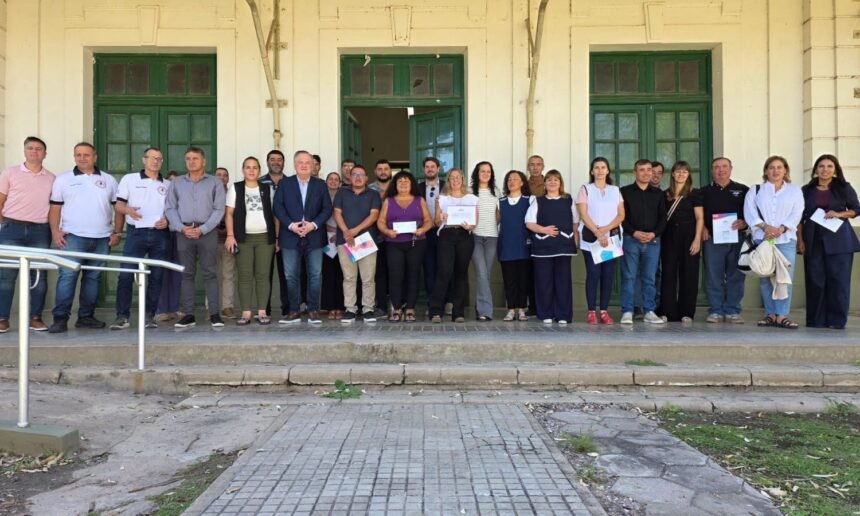 Felipe Michlig y Marcelo González entregando aportes educativos en la Escuela Normal Superior N° 40 de San Cristóbal