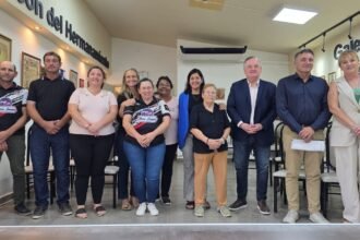 Michlig y González entregando aportes para actividades deportivas y culturales en San Guillermo