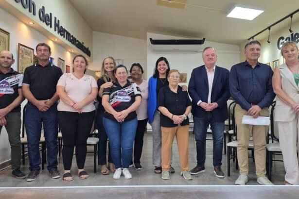 Michlig y González entregando aportes para actividades deportivas y culturales en San Guillermo
