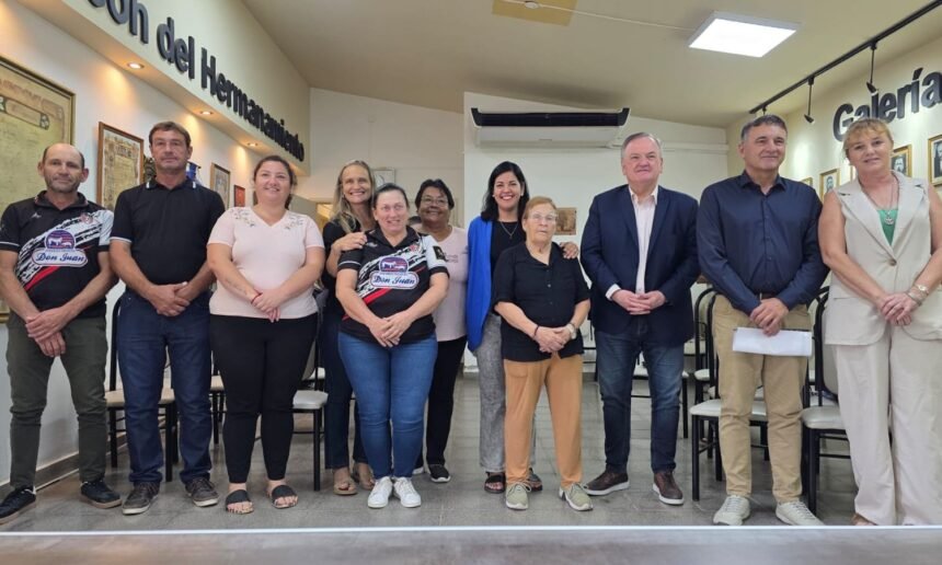 Michlig y González entregando aportes para actividades deportivas y culturales en San Guillermo
