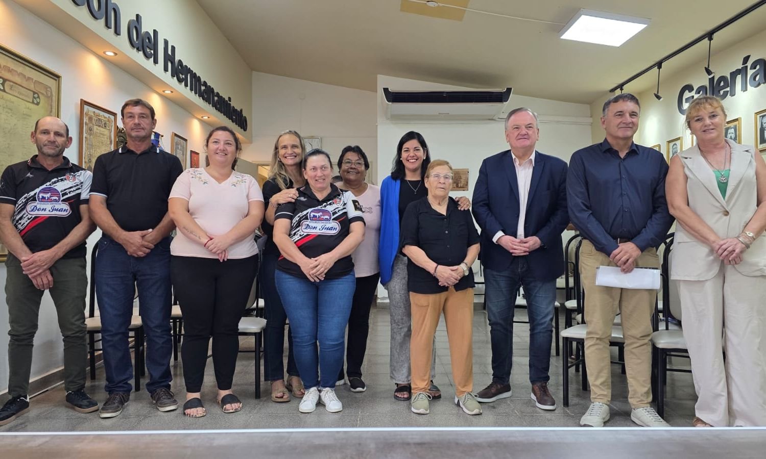 Michlig y González entregando aportes para actividades deportivas y culturales en San Guillermo