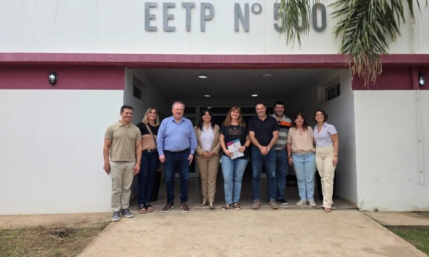 El senador Michlig entregando aportes y recorriendo escuelas en Suardi, Monte Oscuridad y Las Palmeras