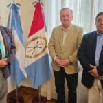 El senador Felipe Michlig junto a autoridades de la Universidad Siglo 21 analizando la oferta educativa para el norte santafesino.
