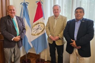 El senador Felipe Michlig junto a autoridades de la Universidad Siglo 21 analizando la oferta educativa para el norte santafesino.