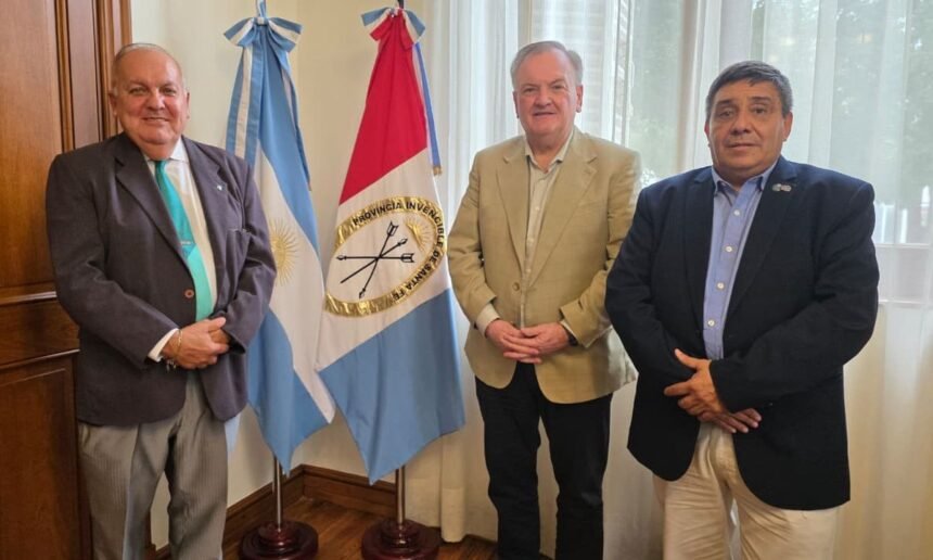 El senador Felipe Michlig junto a autoridades de la Universidad Siglo 21 analizando la oferta educativa para el norte santafesino.