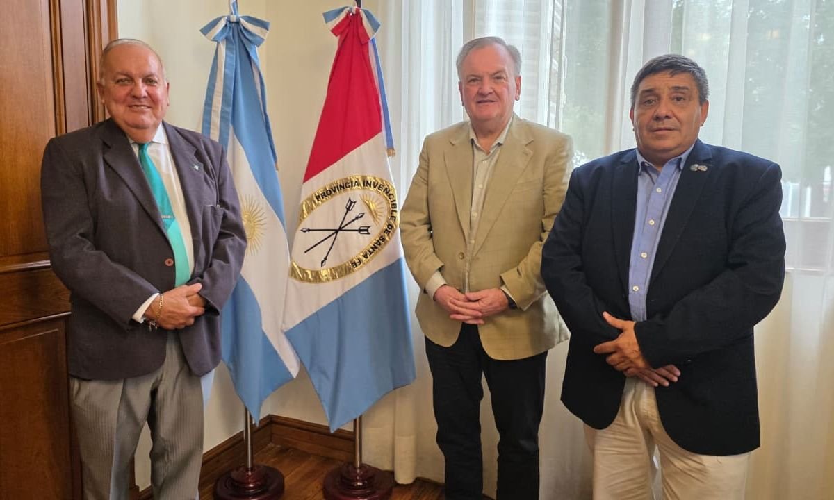 El senador Felipe Michlig junto a autoridades de la Universidad Siglo 21 analizando la oferta educativa para el norte santafesino.
