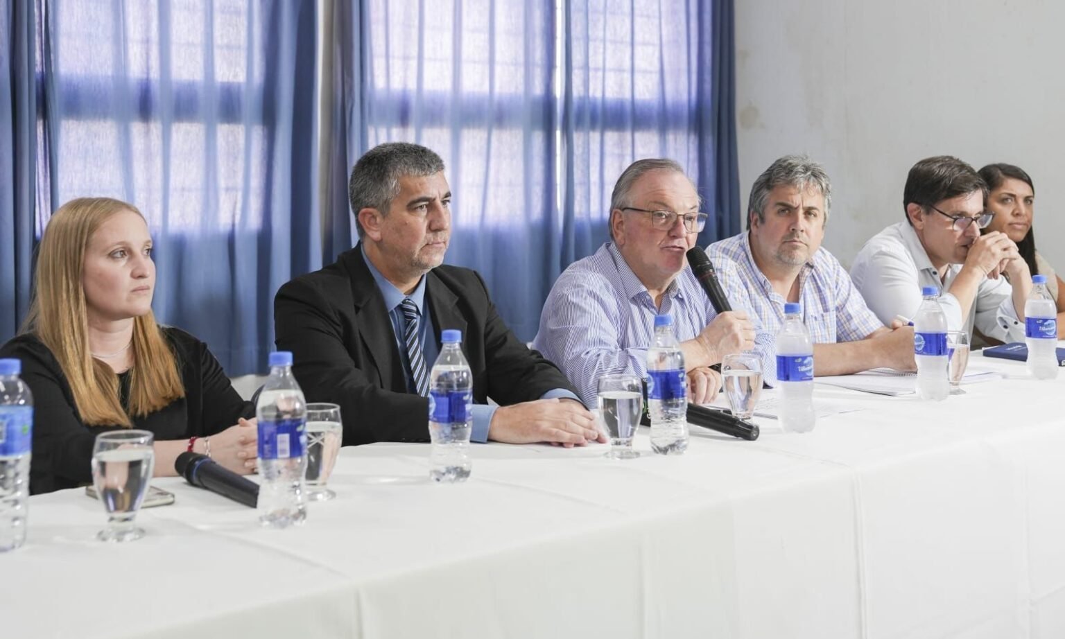 Senador Felipe Michlig brindando declaraciones sobre la situación en la escuela de San Cristóbal