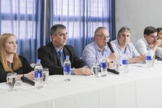 Senador Felipe Michlig brindando declaraciones sobre la situación en la escuela de San Cristóbal