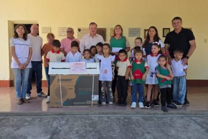 Felipe Michlig y Marcelo González durante el acto de inicio del ciclo lectivo en la escuela N° 716 de La Lucila.