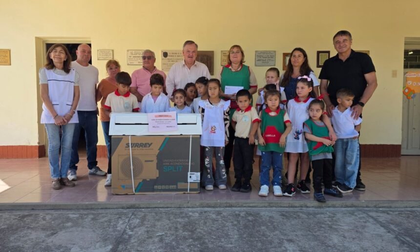 Felipe Michlig y Marcelo González durante el acto de inicio del ciclo lectivo en la escuela N° 716 de La Lucila.