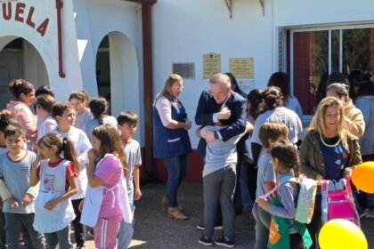 Felipe Michlig entregando aportes a clubes de San Cristóbal en el Racing Lawn Tennis Club