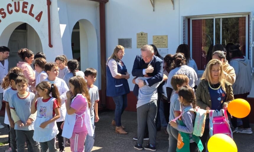 Felipe Michlig entregando aportes a clubes de San Cristóbal en el Racing Lawn Tennis Club