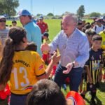 Senador Felipe Michlig y Dana Astore en el Encuentro de Fútbol Infantil Los Palmeritos 2026