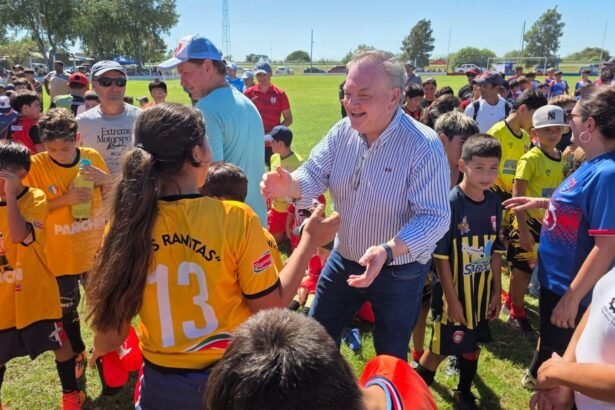 Senador Felipe Michlig y Dana Astore en el Encuentro de Fútbol Infantil Los Palmeritos 2026