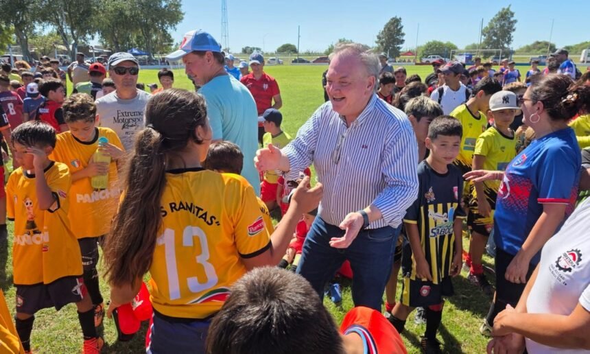 Senador Felipe Michlig y Dana Astore en el Encuentro de Fútbol Infantil Los Palmeritos 2026
