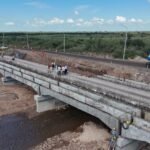 Senador Felipe Michlig recorriendo la obra del nuevo puente sobre el Arroyo San Antonio en la Ruta Provincial 4