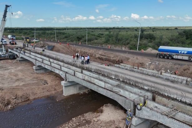 Senador Felipe Michlig recorriendo la obra del nuevo puente sobre el Arroyo San Antonio en la Ruta Provincial 4