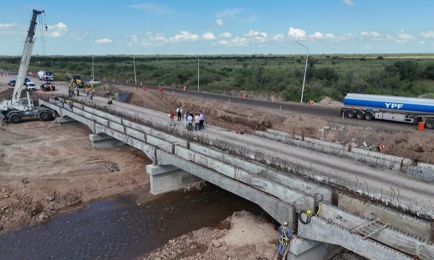 Senador Felipe Michlig recorriendo la obra del nuevo puente sobre el Arroyo San Antonio en la Ruta Provincial 4