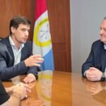 El senador Felipe Michlig y el intendente Leonardo Viotti durante la reunión de trabajo en el despacho municipal de Rafaela.