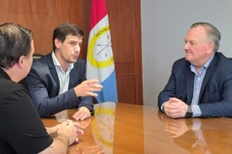 El senador Felipe Michlig y el intendente Leonardo Viotti durante la reunión de trabajo en el despacho municipal de Rafaela.