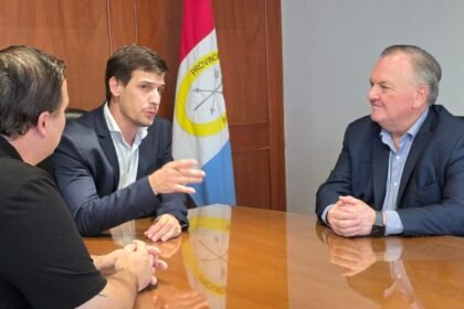 El senador Felipe Michlig y el intendente Leonardo Viotti durante la reunión de trabajo en el despacho municipal de Rafaela.