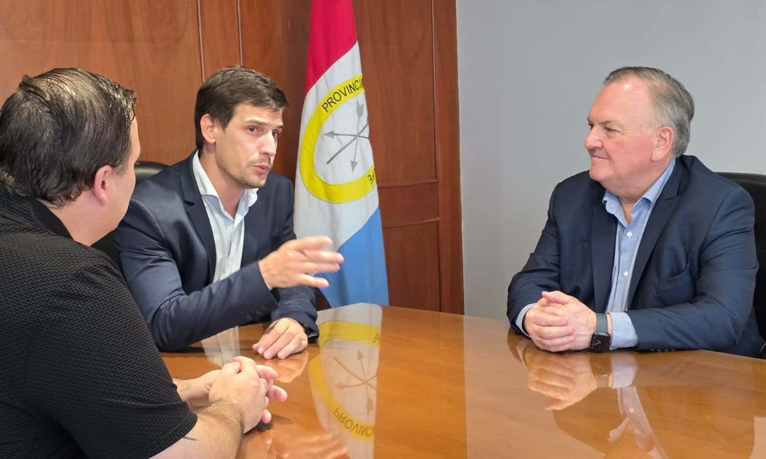 El senador Felipe Michlig y el intendente Leonardo Viotti durante la reunión de trabajo en el despacho municipal de Rafaela.