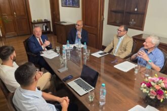 Felipe Michlig junto a intendentes y ministros durante la ronda de consultas por la Ley Orgánica de Municipios en el Senado.