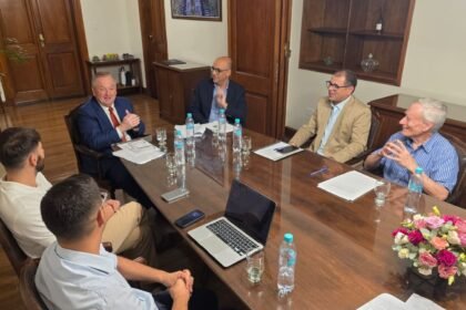 Felipe Michlig junto a intendentes y ministros durante la ronda de consultas por la Ley Orgánica de Municipios en el Senado.