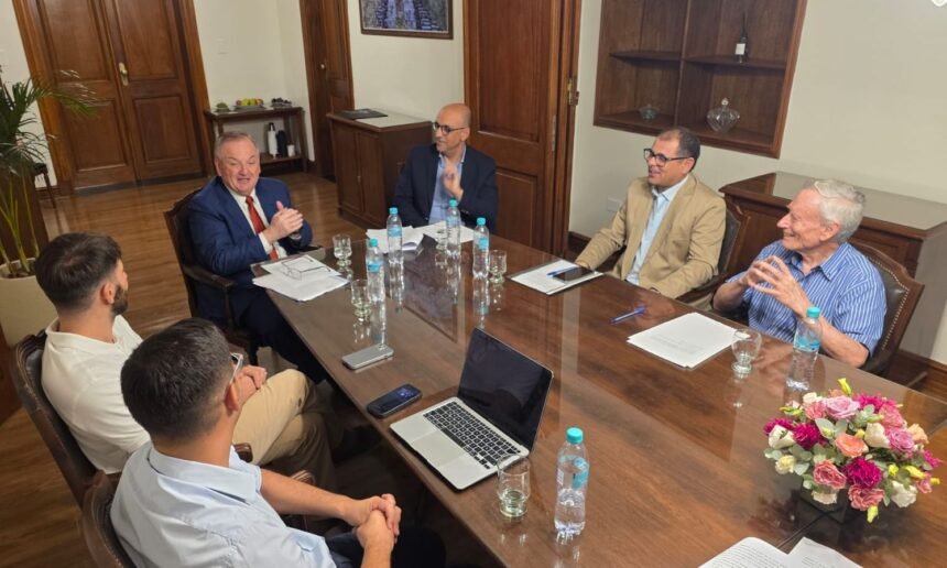 Felipe Michlig junto a intendentes y ministros durante la ronda de consultas por la Ley Orgánica de Municipios en el Senado.