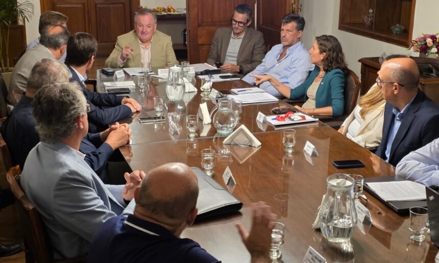 El senador Felipe Michlig durante las reuniones de trabajo institucionales en la Presidencia del Senado Provincial.