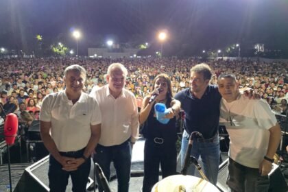 Multitudinaria convocatoria en el camping municipal de Suardi para el cierre de los Domingos Musicales con Euge Quevedo.