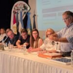 Autoridades durante el acto del sorteo de 24 viviendas provinciales en la ciudad de Suardi.
