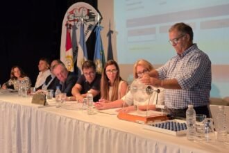 Autoridades durante el acto del sorteo de 24 viviendas provinciales en la ciudad de Suardi.
